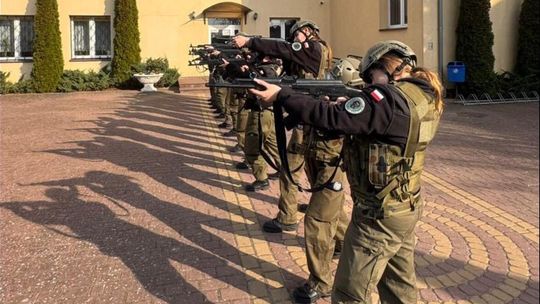 Młodzi adepci w akcji – szkolne manewry wojskowe pełne emocji i praktycznej nauki