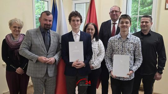 Młodzi mistrzowie fizyki z Krajenki wyróżnieni podczas sesji Rady Miejskiej