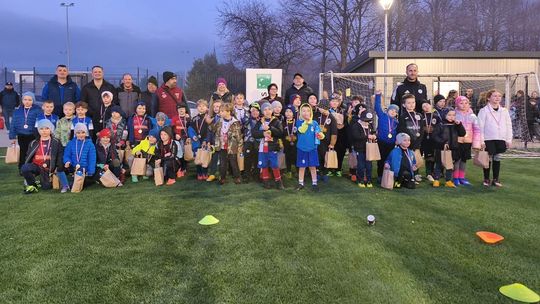 Młodzi piłkarze w akcji! Turniej Skrzatów w Jastrowiu pełen emocji i uśmiechów Młodzi piłkarze w akcji! Turniej Skrzatów w Jastrowiu pełen emocji i uśmiechów