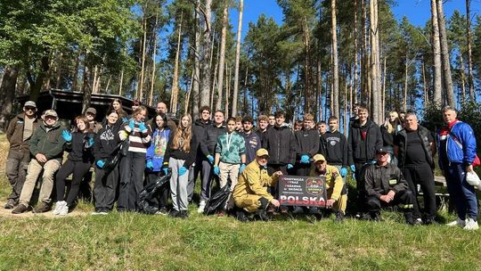 Młodzież z CKZiU posprzątała okolice jeziora Wapieńskiego
