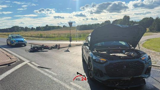 Motocyklista trafił do szpitala po zderzeniu z Audi. Wypadek na DK11