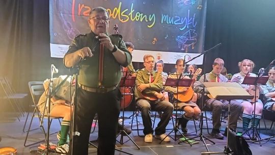 Muzyka, która łączy pokolenia – koncert zespołu FRYGI rozpoczął cykl „Trzy odsłony muzyki – gitara” w Tarnówce