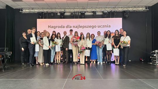 Nagrody Burmistrza Okonka wręczone. Uhonorowano najzdolniejszych uczniów