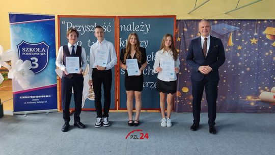 Najlepsi uczniowie Złotowa nagrodzeni. Trzynaścioro z nich zdobyło wymarzoną średnią 6,00