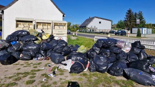 Niecodzienne porzucenie odzieży w Blękwicie. Sprawą zajmuje się policja