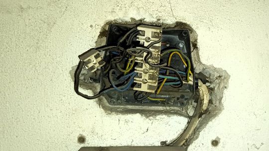 Nielegalny pobór prądu w Jastrowiu – 57-latek usłyszał zarzut kradzieży energii elektrycznej Nielegalny pobór prądu w Jastrowiu – 57-latek usłyszał zarzut kradzieży energii elektrycznej