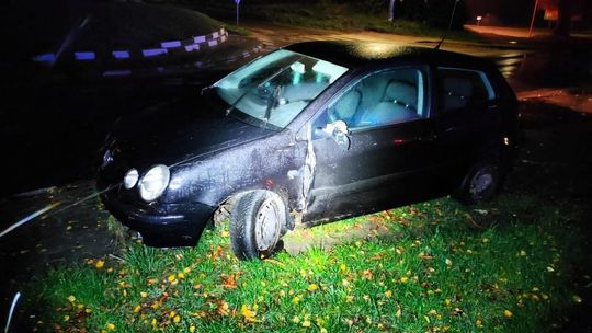 Nietrzeźwy wjechał w płot, porzucił auto i uciekł – 21-latek zatrzymany w Złotowie