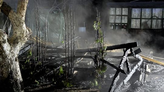 Nocny pożar altany na działkach ROD w Złotowie. Podejrzenie podpalenia