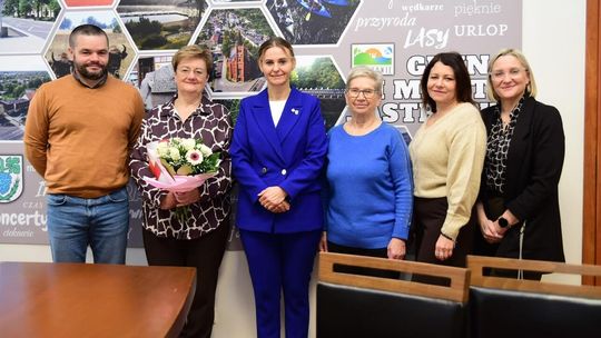 Nowa energia dla jastrowskich seniorów. Urszula Żmudzińska-Czerwonka z prestiżową nagrodą „Viva Wielkopolski Senior 2025”