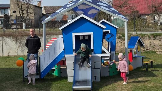 Nowe place zabaw w Tarnówce. Inwestycje z myślą o najmłodszych Nowe place zabaw w Tarnówce. Inwestycje z myślą o najmłodszych