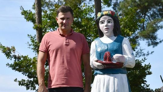 Nowe rzeźby na promenadzie w Zakrzewie – hołd dla tradycji krajeńskiej
