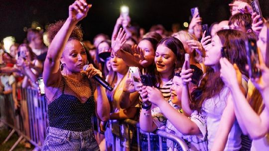 Oceana porwała publiczność podczas Euro Eco Meeting. Energetyczny koncert na Półwyspie Rybackim