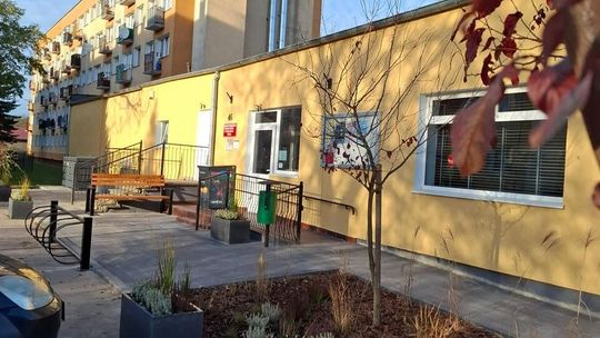 „Ogród książki” rozkwitł przy Bibliotece w Okonku – nowe, przyjazne miejsce dla mieszkańców