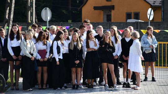 Pierwszy dzwonek i nowe otoczenie szkoły w Zakrzewie