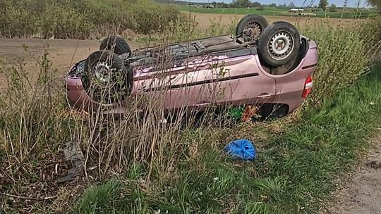 Pijany ukradł auto i zakończył jazdę na dachu. Grozi mu do 5 lat więzienia