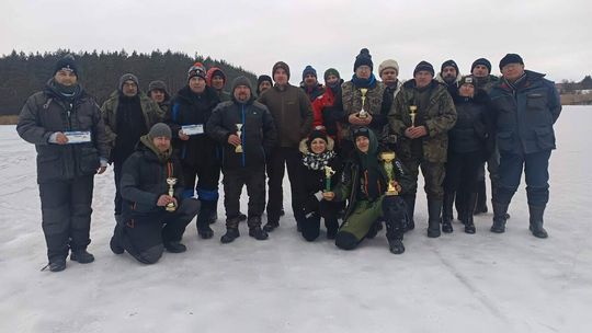 Podlodowe emocje na Jeziorze Łączyń – wędkarze nie dali się zimie Podlodowe emocje na Jeziorze Łączyń – wędkarze nie dali się zimie