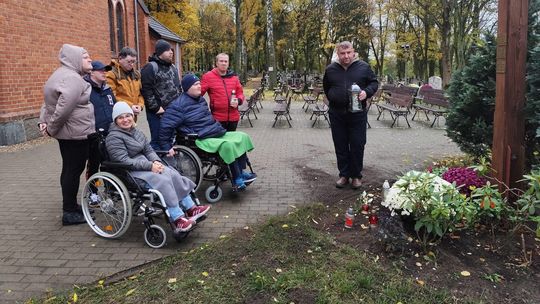 Podopieczni złotowskiego WTZ odwiedzili groby zmarłych pracowników warsztatu