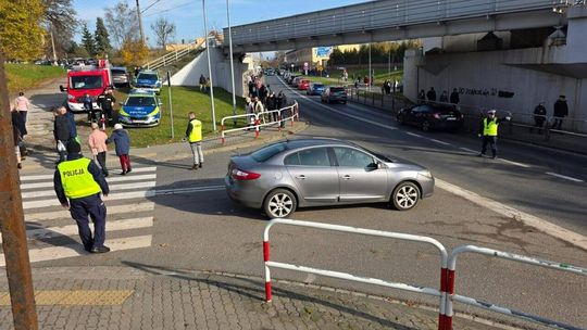 Policjanci czuwają nad bezpieczeństwem w drodze na cmentarze w powiecie złotowskim