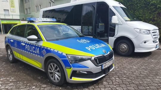 Policjanci kontrolują autokary przed wakacyjnymi wyjazdami dzieci i młodzieży