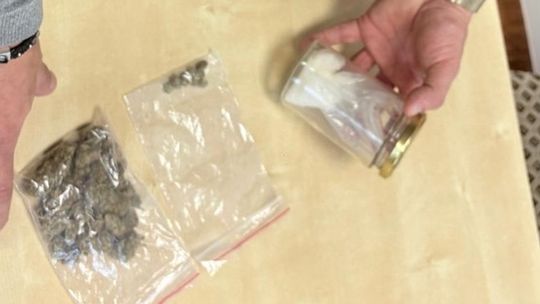 Policjanci w Krajence zatrzymali 17-latka z narkotykami