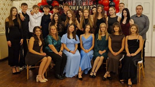 Połowinki uczniów Zespołu Szkół Ekonomicznych w Złotowie – elegancja, radość i wspomnienia na długo
