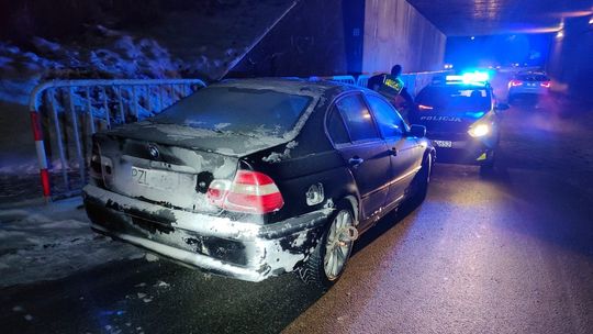 Poranny korek i seria wykroczeń. Niesprawne BMW i bus z zamarzniętymi szybami zatrzymane przez złotowską drogówkę