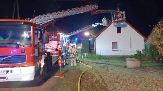 Pożar budynku mieszkalnego w Krzywej Wsi – szybka i skuteczna akcja strażaków