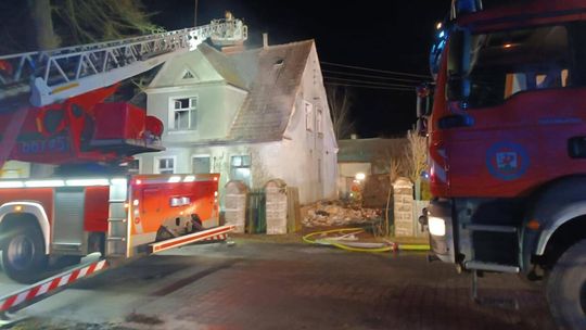 Pożar budynku mieszkalnego w Okonku. Jedna osoba trafiła do szpitala