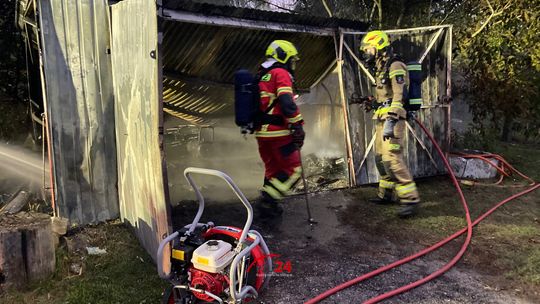 Pożar garażu pod Lotyniem. Na miejscu kilka zastępów straży pożarnej