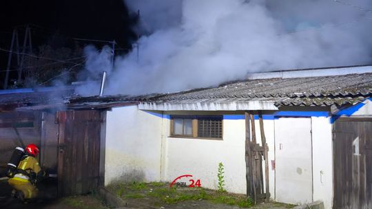 Pożar garażu w Klukowie. W środku spłonął samochód