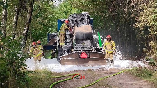 Pożar maszyny leśnej w Radawnicy. Do akcji ruszyli strażacy i służby leśne