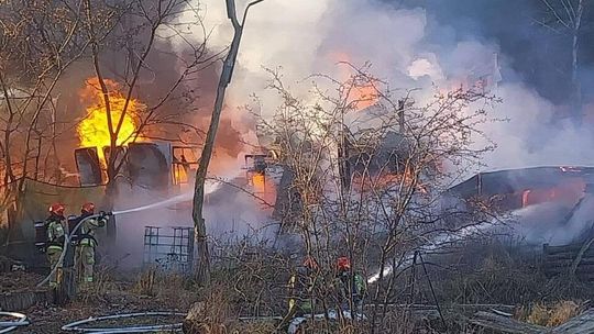 Pożar pustostanów w Stawnicy.