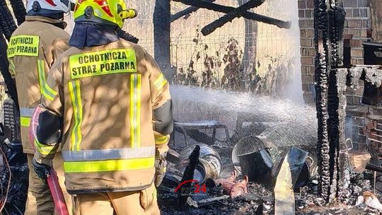 Pożar w Nadarzycach. Ogień objął wędzarnię i kojec dla psa