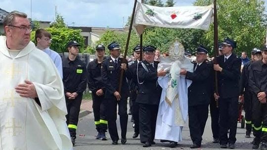Procesja Bożego Ciała w Krajence – wspólnota, wiara i tradycja na ulicach miasta