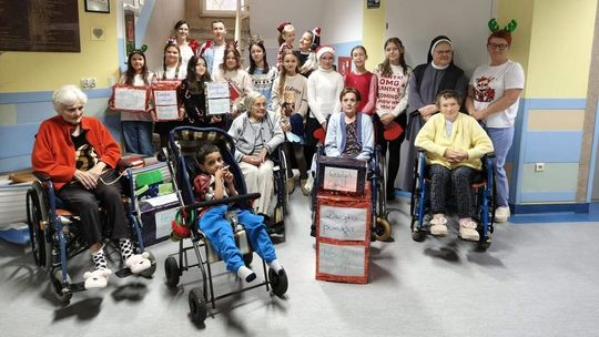 Przedświąteczna wizyta  w Hospicjum św. Elżbiety uczniów z SP2 w Złotowie