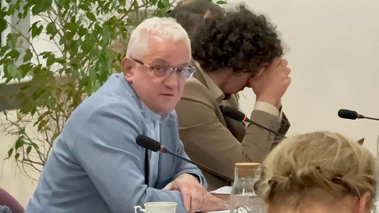 Radny Koronkiewicz pod napięciem. Gdzie kończy się kontrola, a zaczyna atak?