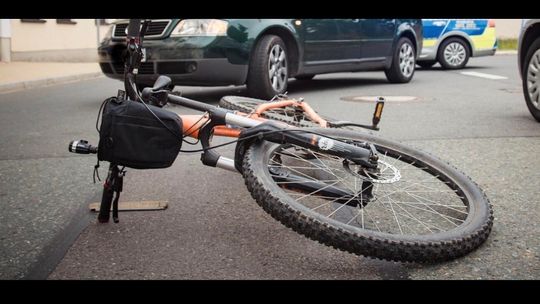 Rowerzystka potrącona na ul. Niepodległości w Okonku. Policja szybko ustaliła sprawczynię Rowerzystka potrącona na ul. Niepodległości w Okonku. Policja szybko ustaliła sprawczynię