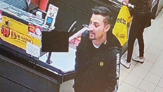 Rozpoznajesz mężczyznę ze zdjęć? Zadzwoń!