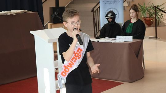 „Sąd nad hejtem” – ważna lekcja w Szkole Podstawowej w Radawnicy
