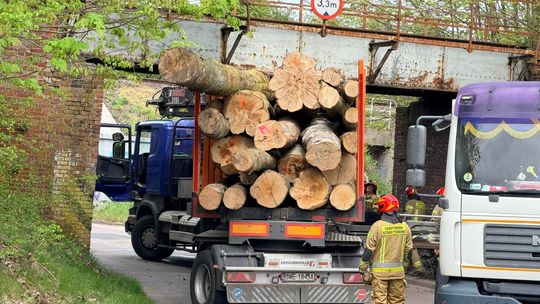 Samochód ciężarowy z drzewem zaklinowany pod wiaduktem w Złotowie