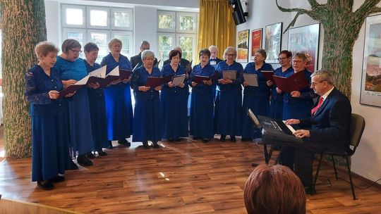 Seniorki świętowały w Zakrzewie. Gminny Dzień Kobiet pełen muzyki i wspólnych rozmów