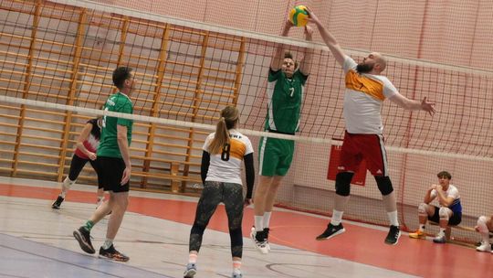 Sety na żyletki i sportowe emocje. Kolejna kolejka Złotowskiej Ligi Siatkówki za nami