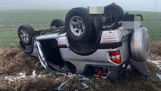 Ślisko na drogach powiatu. Dachowanie na trasie Franciszkowo–Radawnica