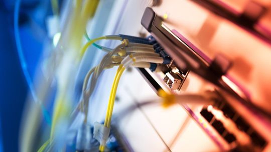 Słupek telekomunikacyjny ? zastosowanie w nowoczesnych sieciach