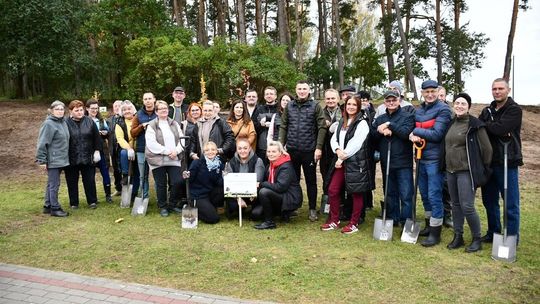 Sołeckie drzewa dla zielonej przyszłości – wspólne sadzenie w Zakrzewie