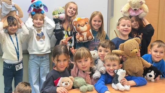 SP1 w Złotowie świętuje Dzień Pluszowego Misia. Szkołę opanowała fala uśmiechu i pluszowej energii