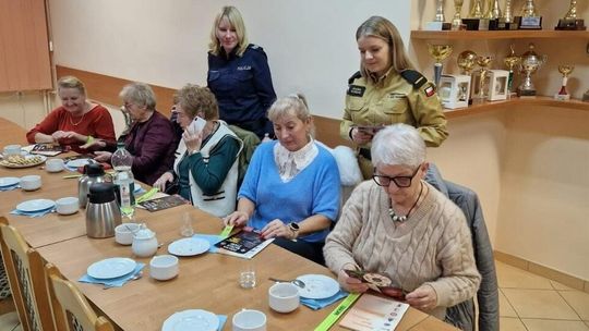 Strażacy i policjanci edukują złotowskich seniorów. Wspólne spotkanie z UTW poświęcone bezpieczeństwu