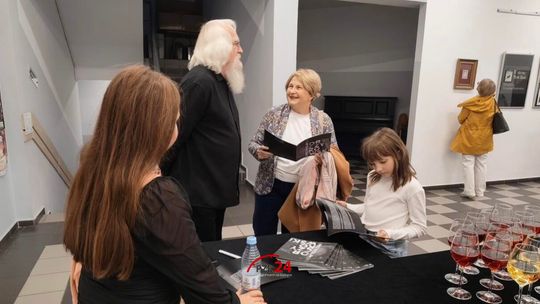 Świat uchwycony w kadrach i obrazach. Wystawa Przemysława Orczykowskiego w Złotowie