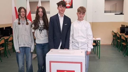 Symulacja wyborów prezydenckich w SP nr 1 w Złotowie – demokracja na szkolnym podwórku