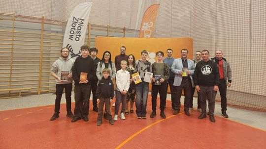 Szachowe starcie pokoleń w Złotowie – Bartosz Banaś triumfuje w III Złotowskim Turnieju Szachowym